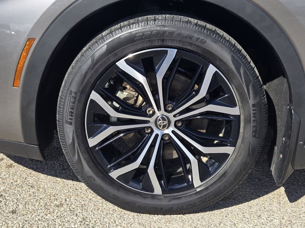 Used 2023 Toyota Crown Limited image 11