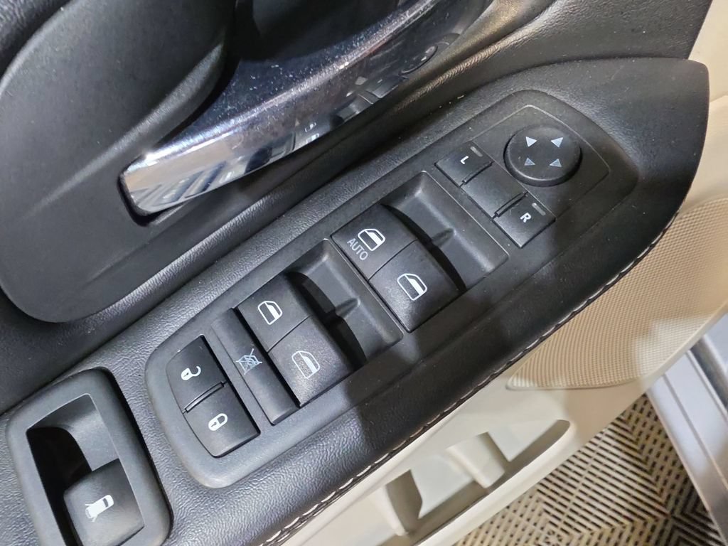 Used 2019 Dodge Grand Caravan SXT FWD image 15