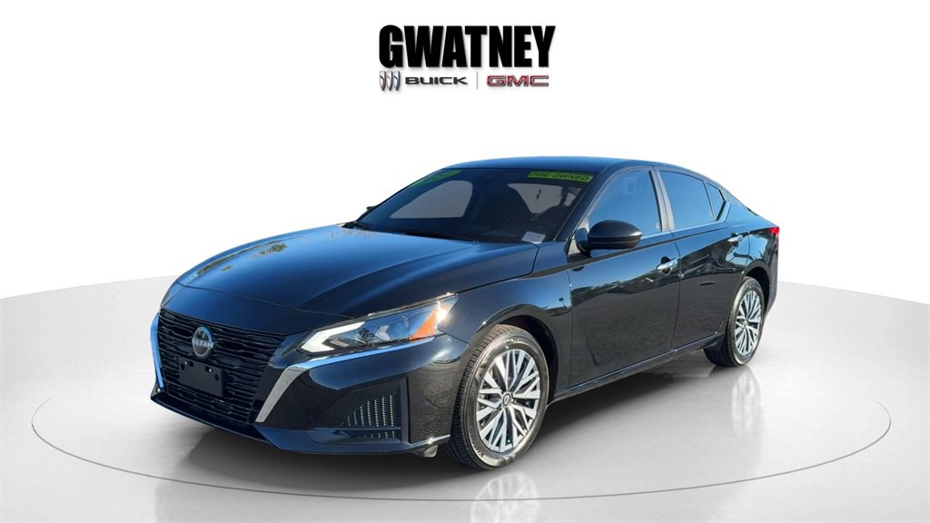 Used 2024 Nissan Altima 2.5 SV image 2