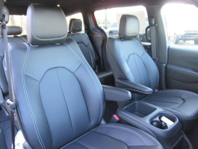 New 2026 Chrysler Pacifica Select FWD image 8