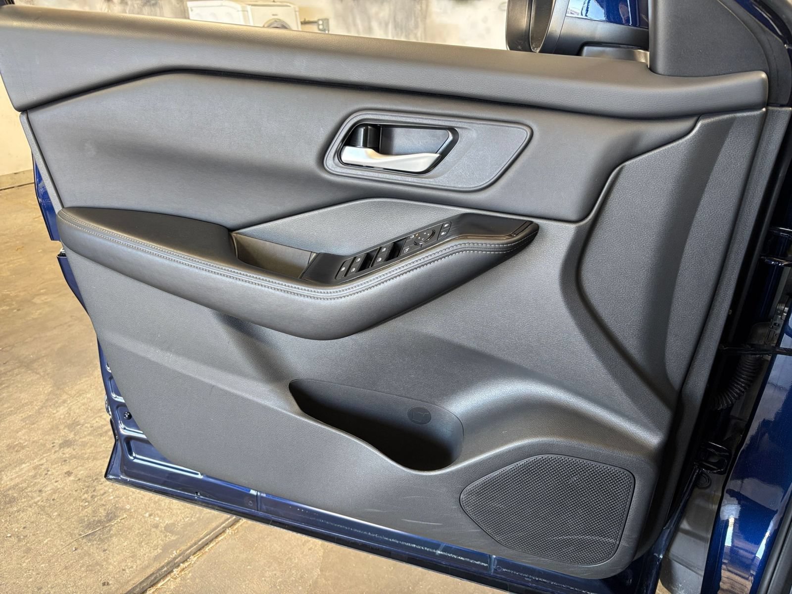 Used 2025 Nissan Rogue SV FWD image 18