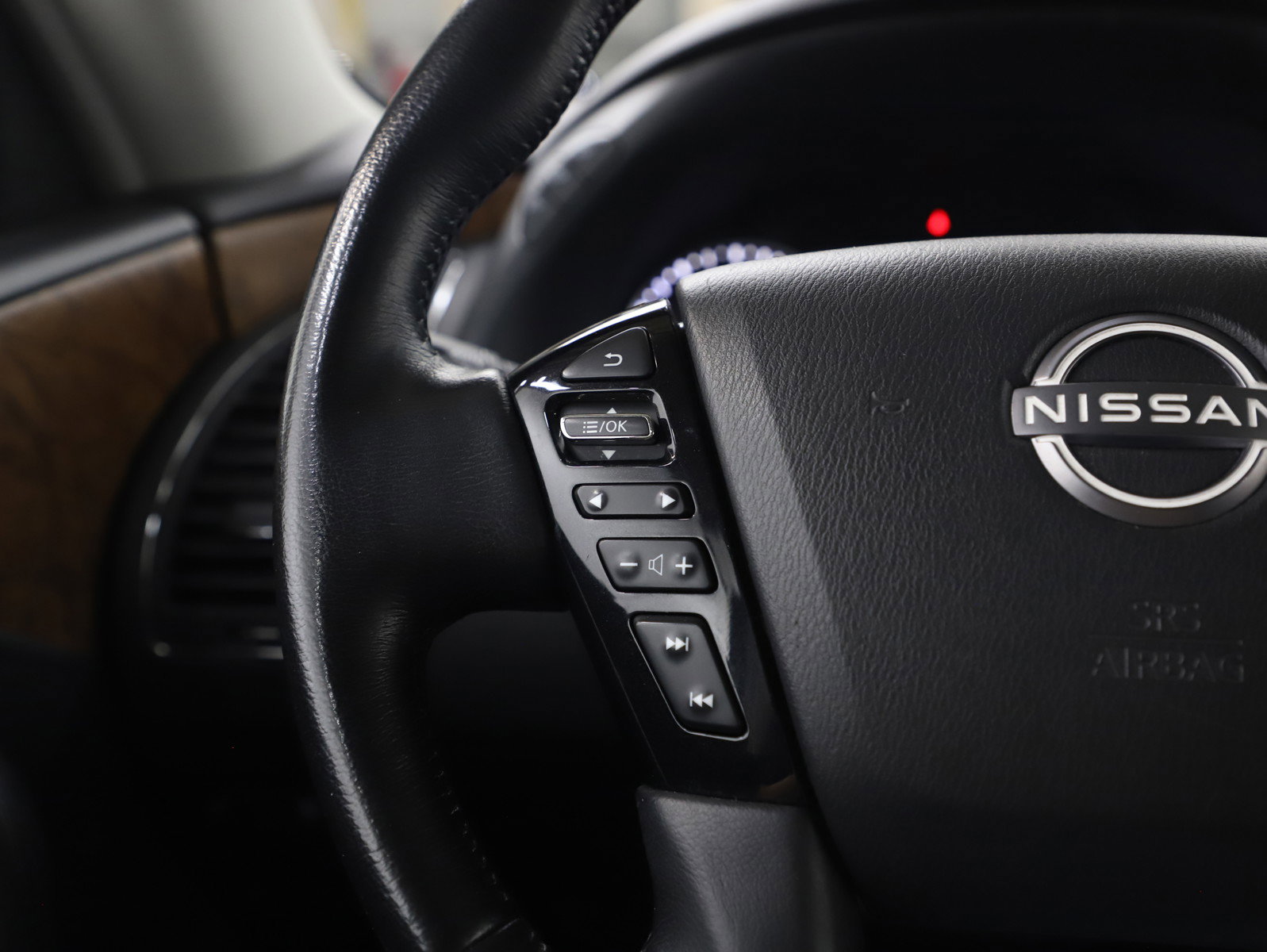 Used 2023 Nissan Armada SL w/ Captain's Chairs Package image 30