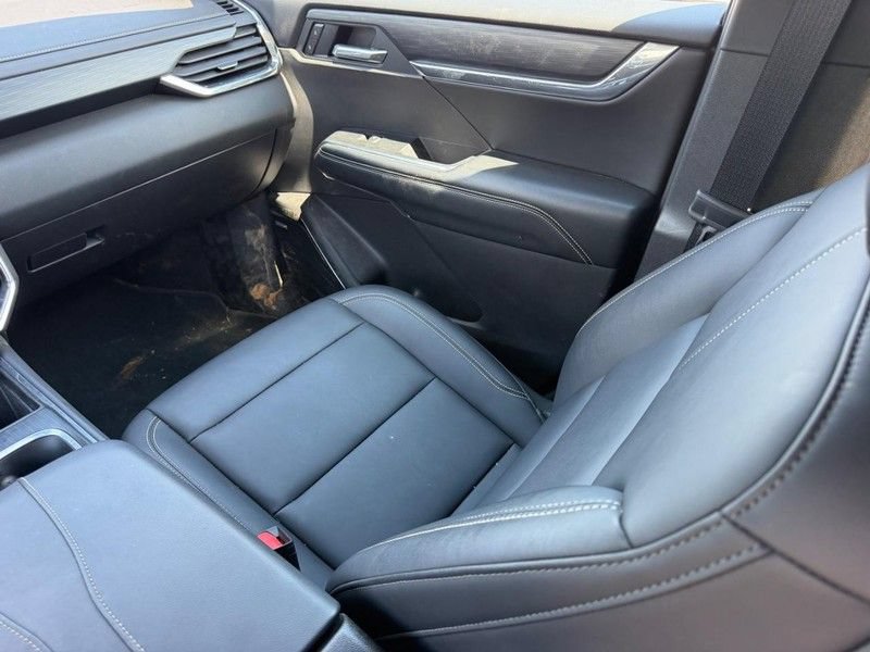 Used 2025 GMC Acadia Elevation w/ Elevation Premium Package FWD image 17