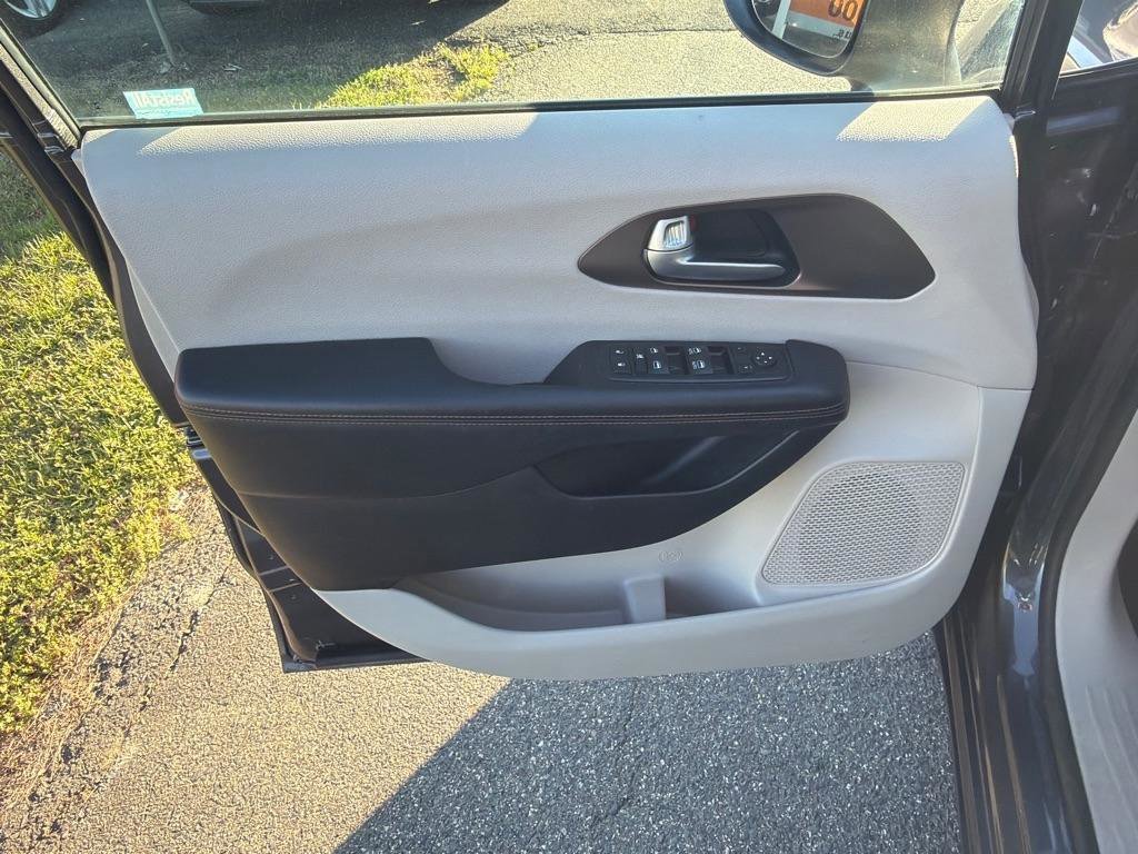 Used 2017 Chrysler Pacifica Touring-L image 33