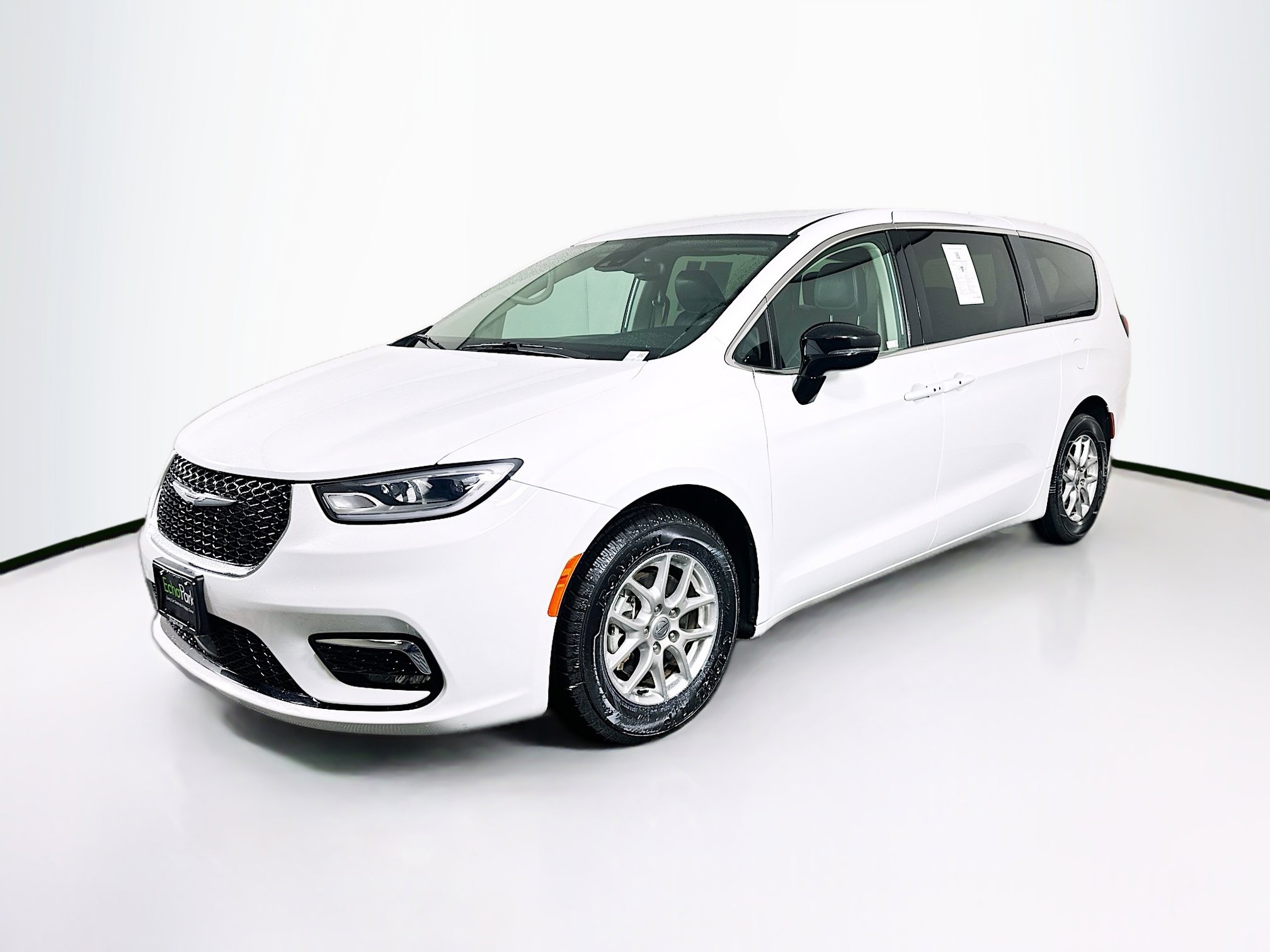 Used 2024 Chrysler Pacifica Touring-L image 3