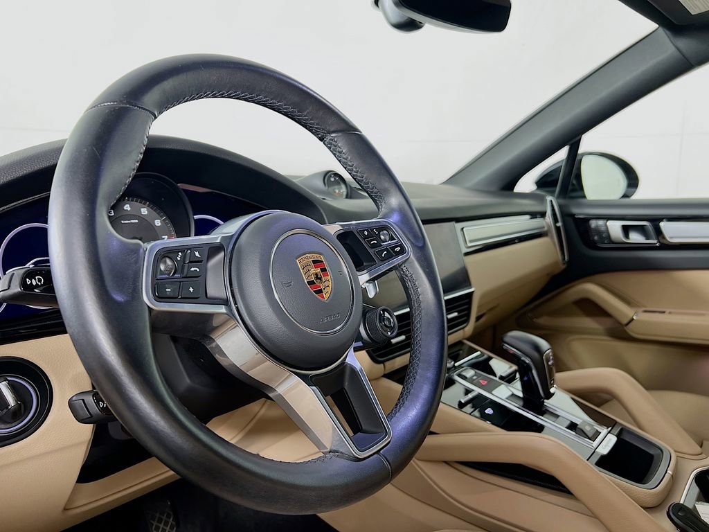Certified 2023 Porsche Cayenne Platinum Edition image 4