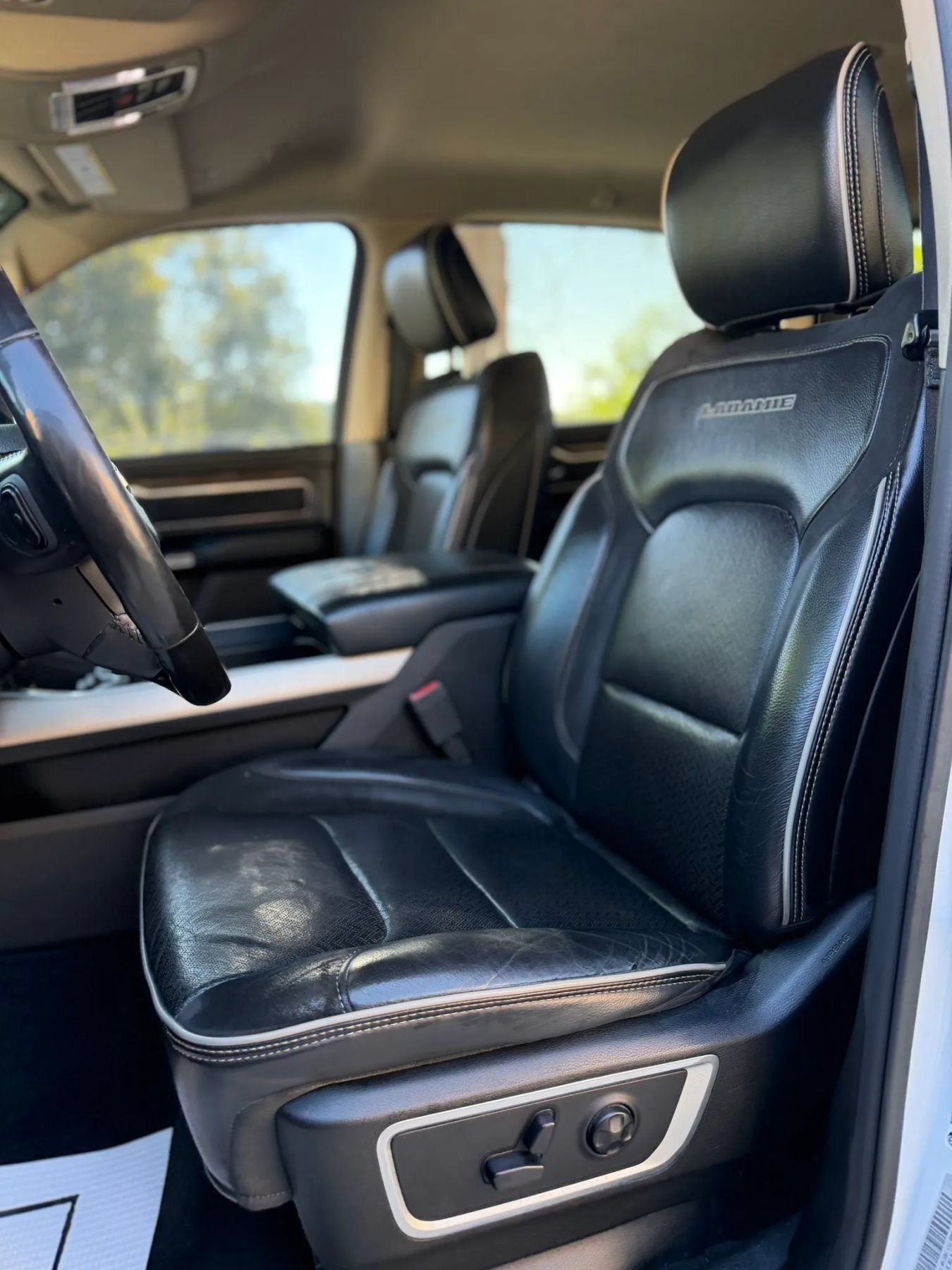 Used 2019 RAM 1500 Laramie AWD/4WD image 11