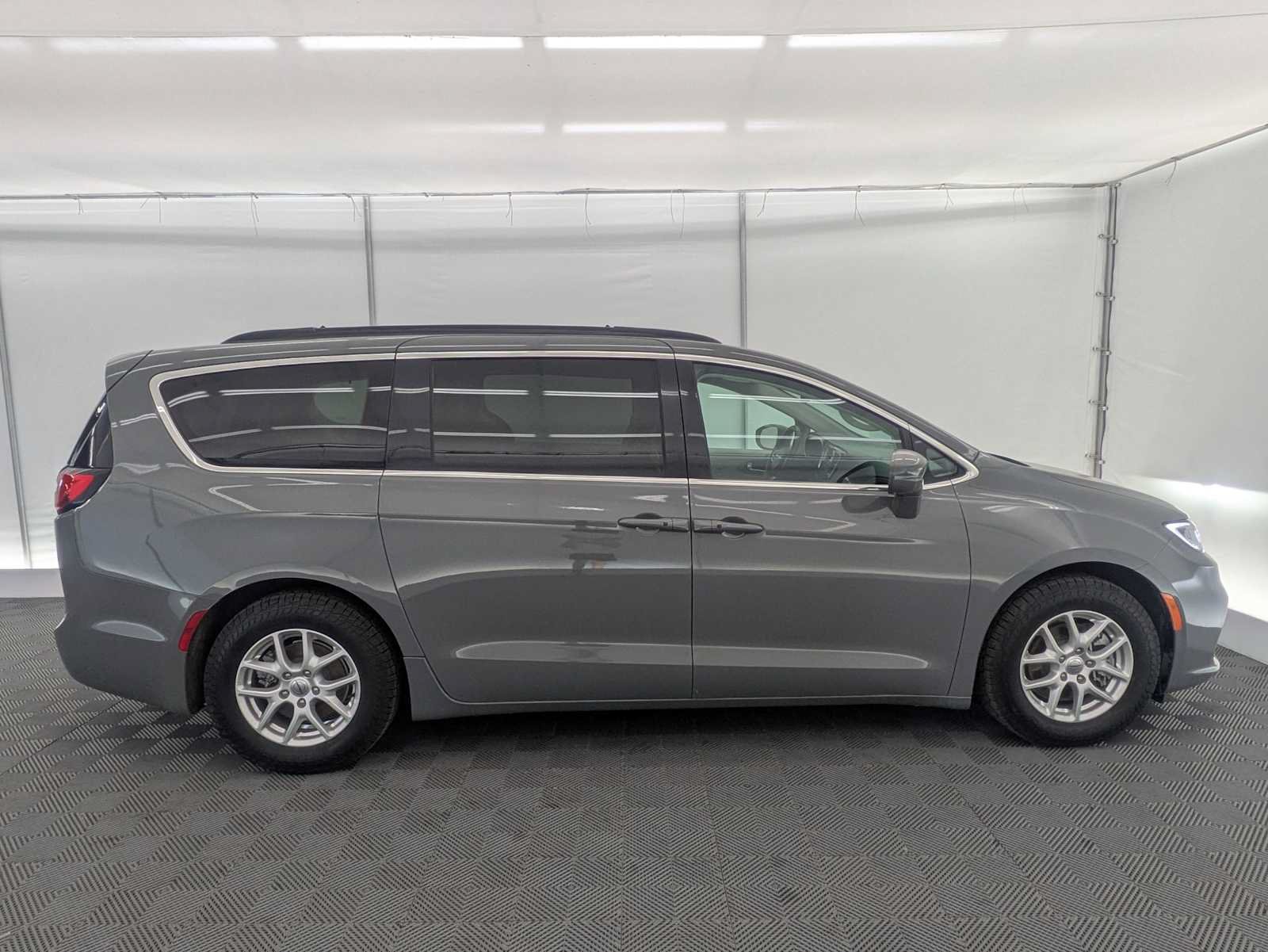 Used 2022 Chrysler Pacifica Touring-L FWD image 7