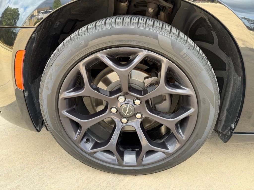 Used 2019 Chrysler 300 S image 9