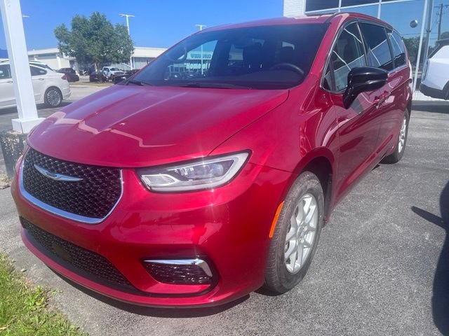Used 2025 Chrysler Pacifica Select