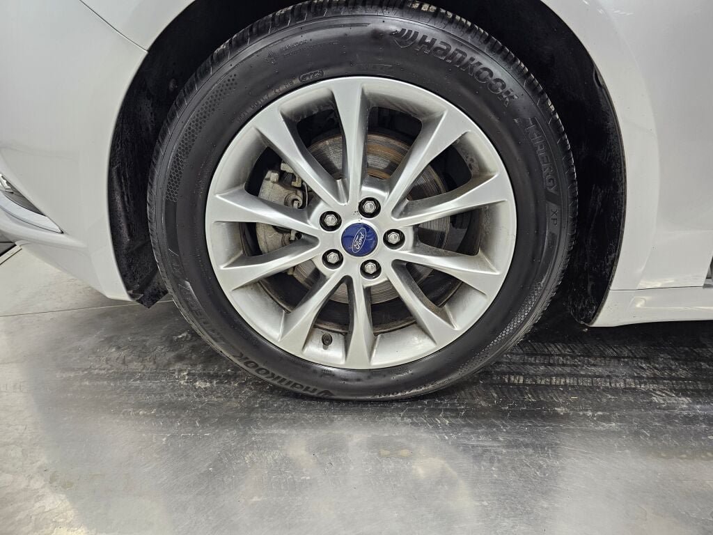 Used 2017 Ford Fusion SE w/ Fusion SE Technology Package FWD image 11