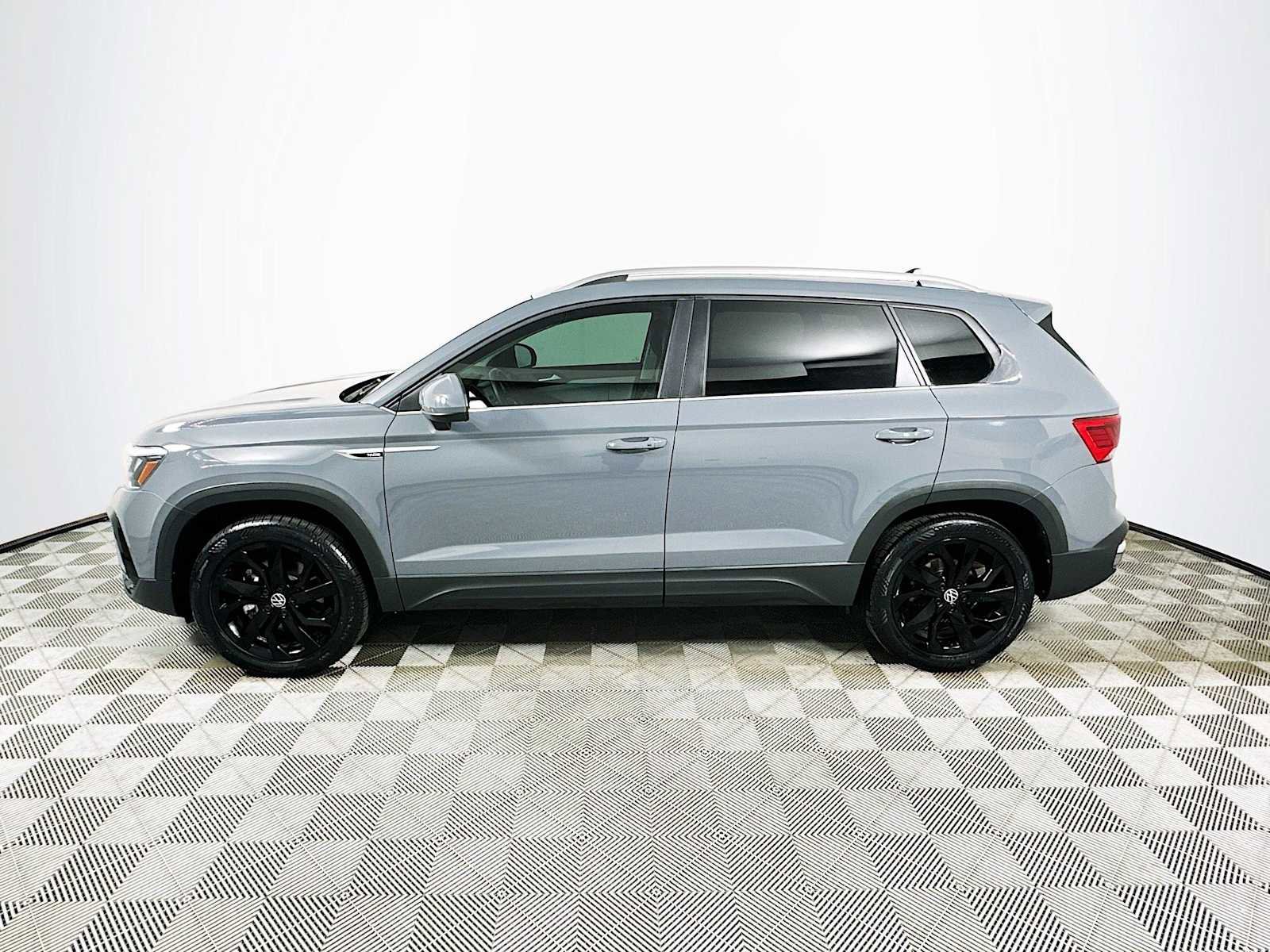 Used 2022 Volkswagen Taos SE w/ Panoramic Sunroof Package AWD/4WD image 4