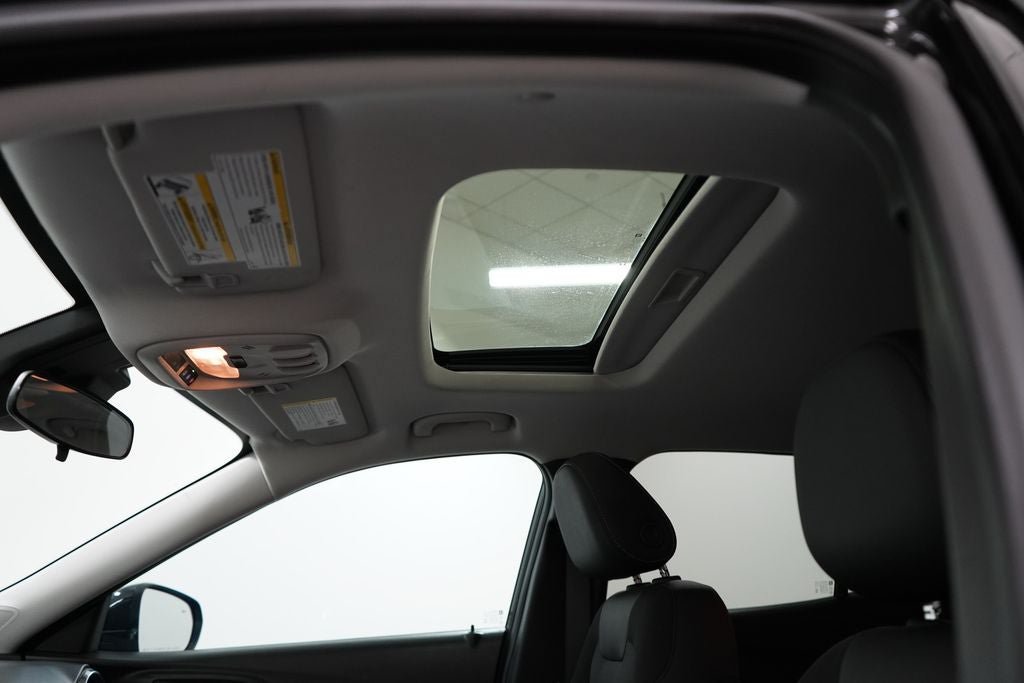Used 2024 Chevrolet Trax LT w/ Sunroof Package FWD image 16
