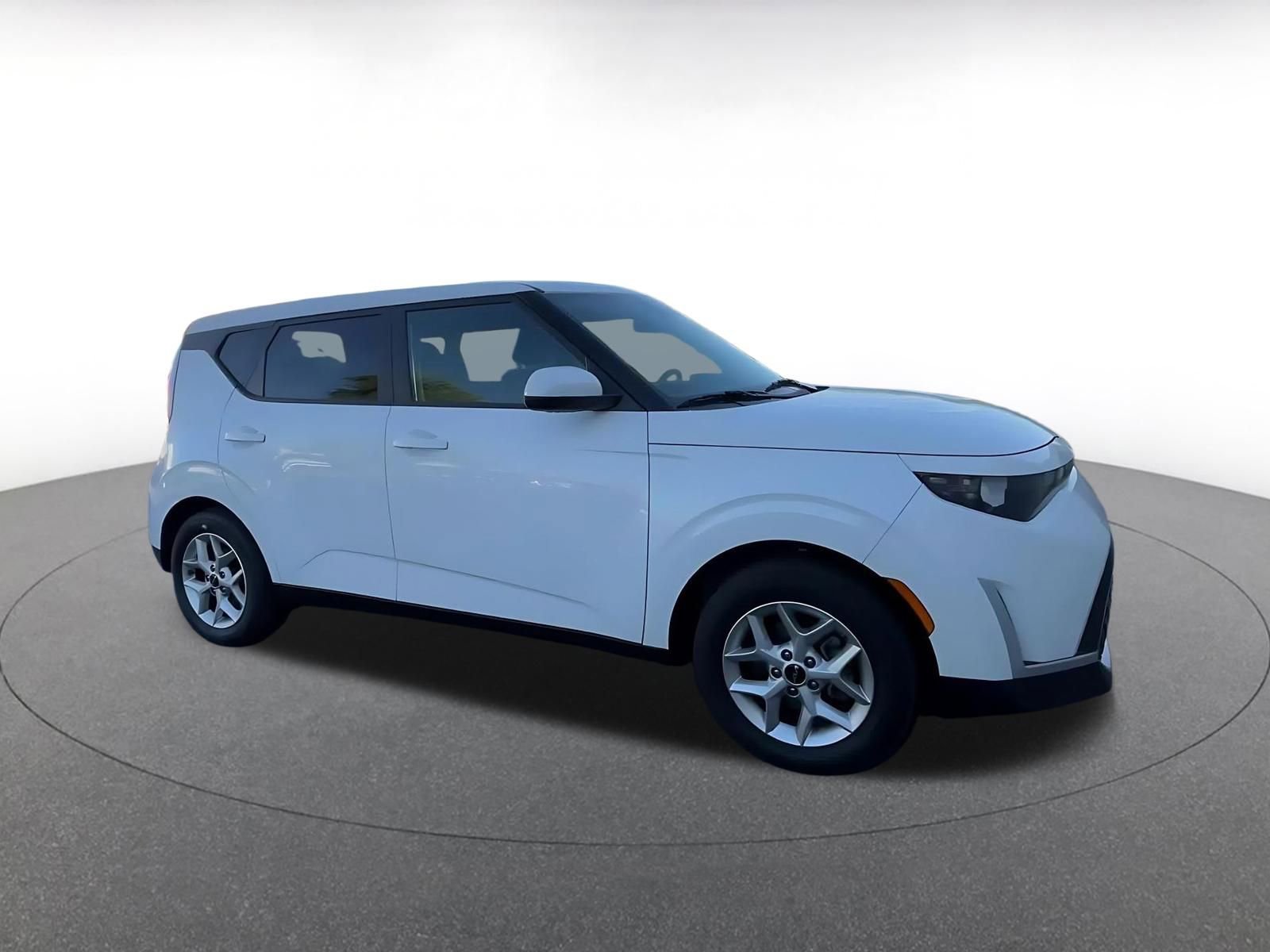Used 2025 Kia Soul LX w/ LX Technology Package FWD image 2
