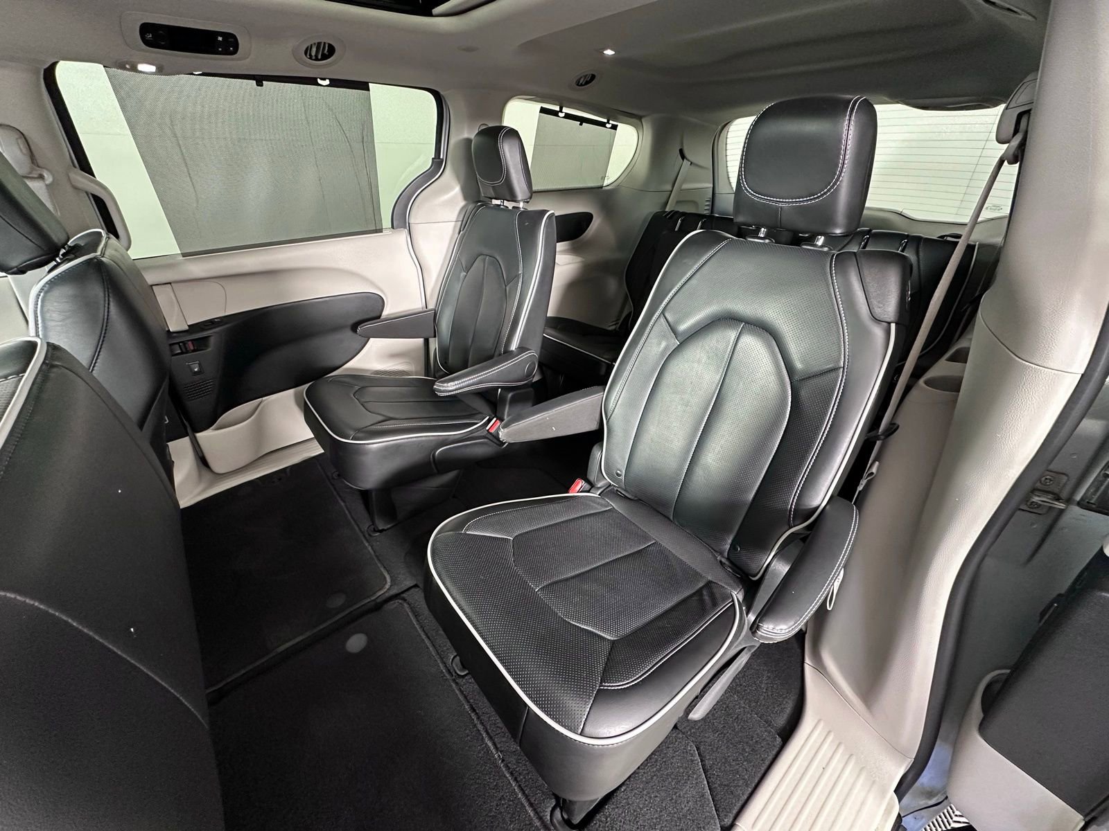 Used 2024 Chrysler Pacifica Limited image 34