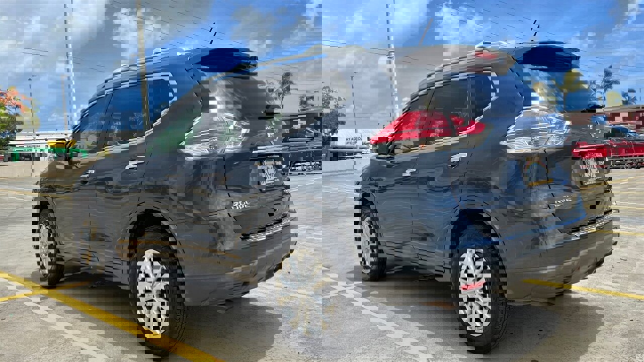 Used 2016 Nissan Rogue SV w/ SV Premium Package image 3