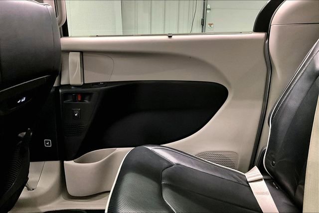 Used 2024 Chrysler Pacifica Limited image 21