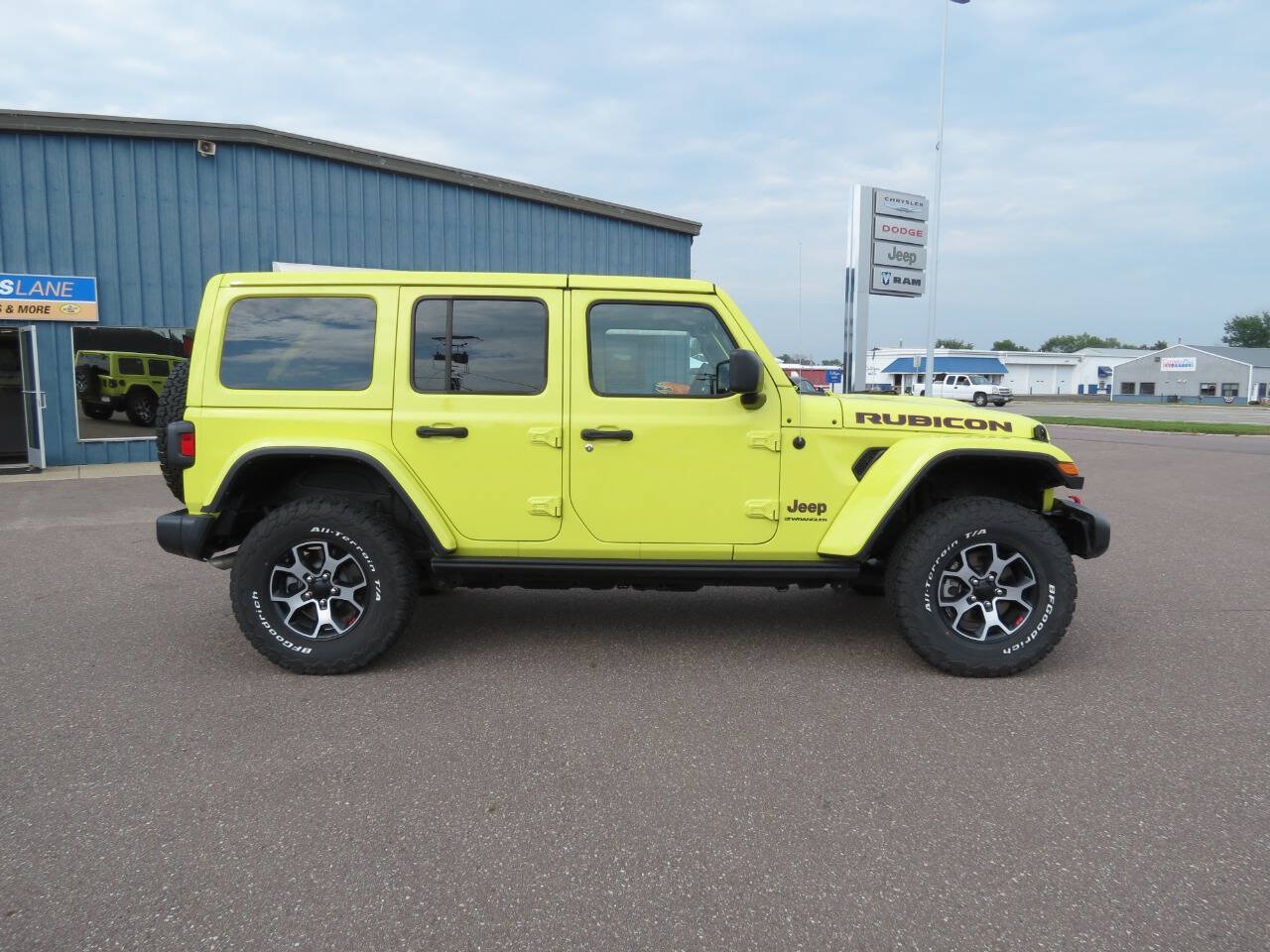 Used 2023 Jeep Wrangler Unlimited Rubicon w/ Cold Weather Group AWD/4WD image 1