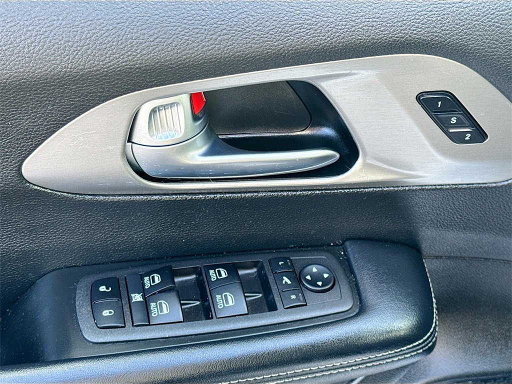 Used 2023 Chrysler Pacifica Limited w/ Uconnect Theater Family Group image 19