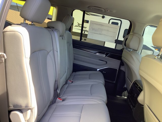New 2023 Jeep Wagoneer Series III w/ Preferred Equipment Group AWD/4WD image 40