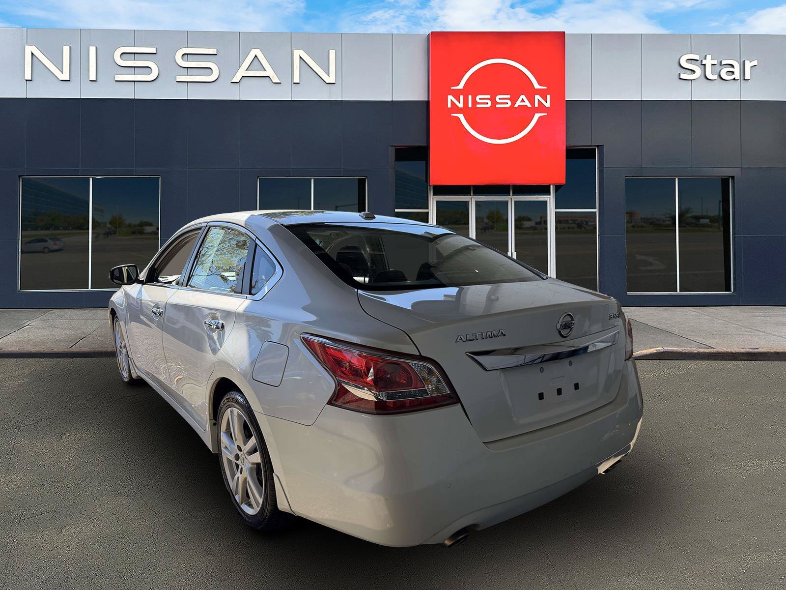 Used 2013 Nissan Altima 3.5 SV w/ Navigation Pkg FWD image 4