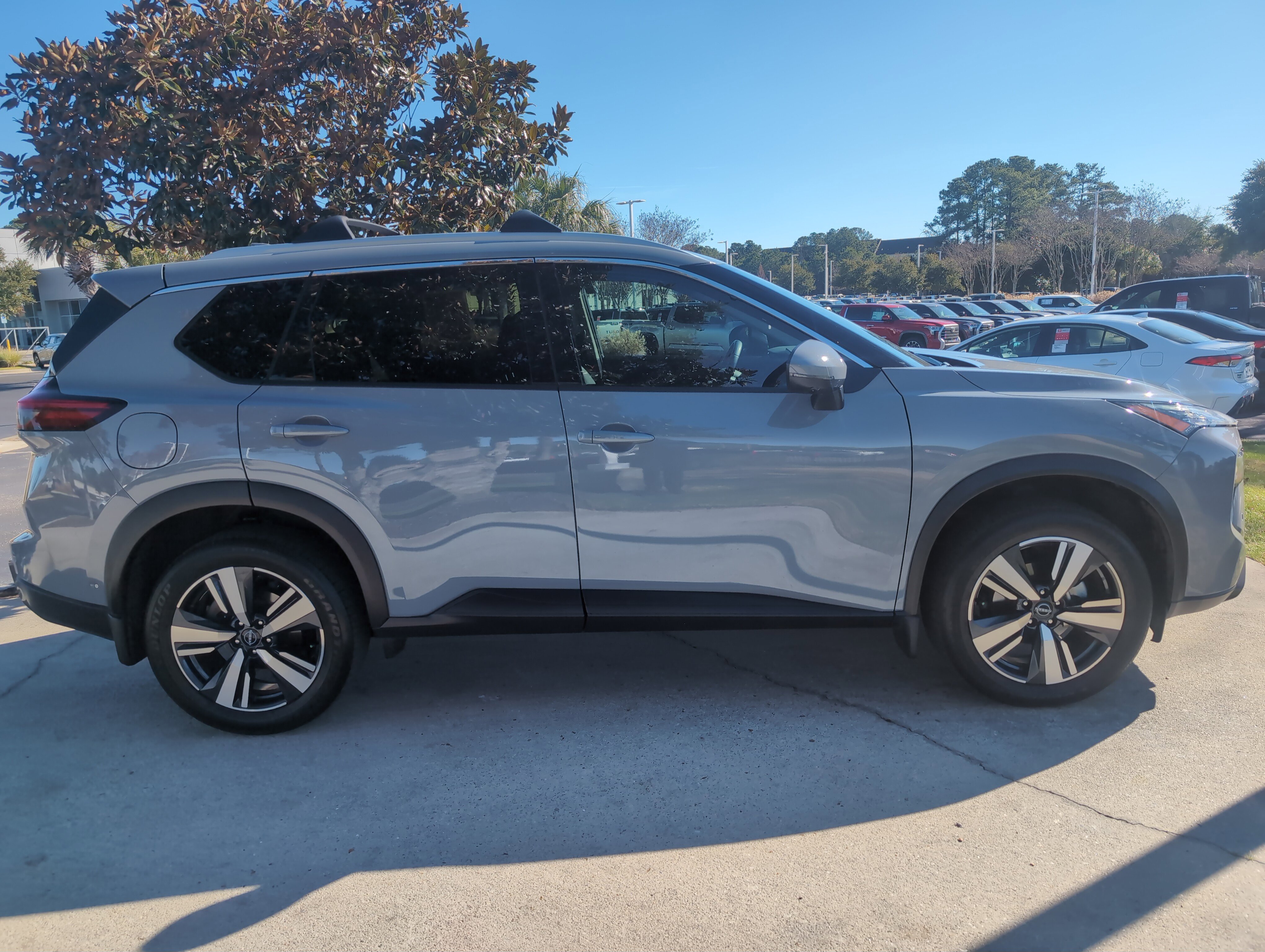 Used 2024 Nissan Rogue SL w/ SL Premium Package image 11