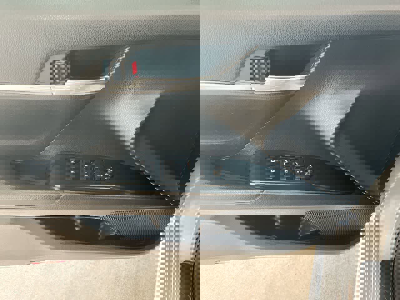 Used 2020 Toyota Camry SE w/ Sunroof Package image 13