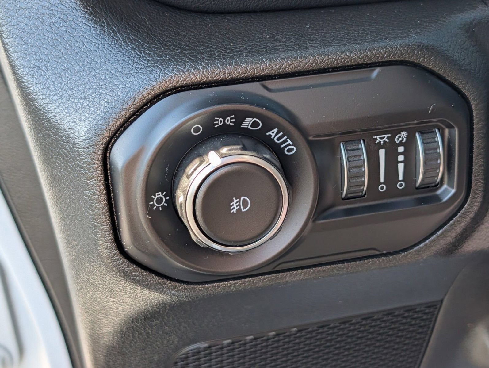 Used 2022 Jeep Wrangler Unlimited Sahara w/ Cold Weather Group AWD/4WD image 12