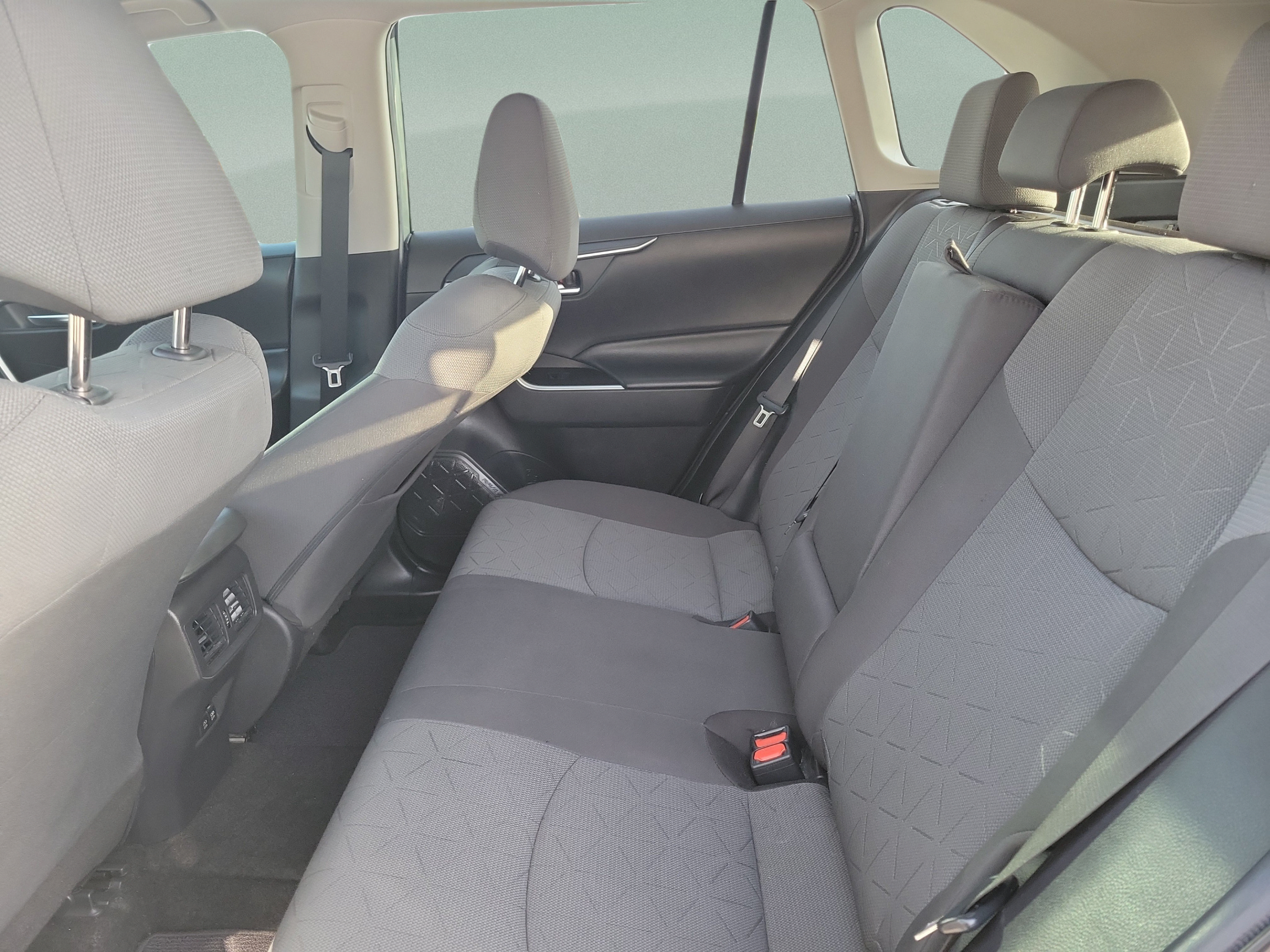 Used 2020 Toyota RAV4 XLE w/ Convenience Package FWD image 7