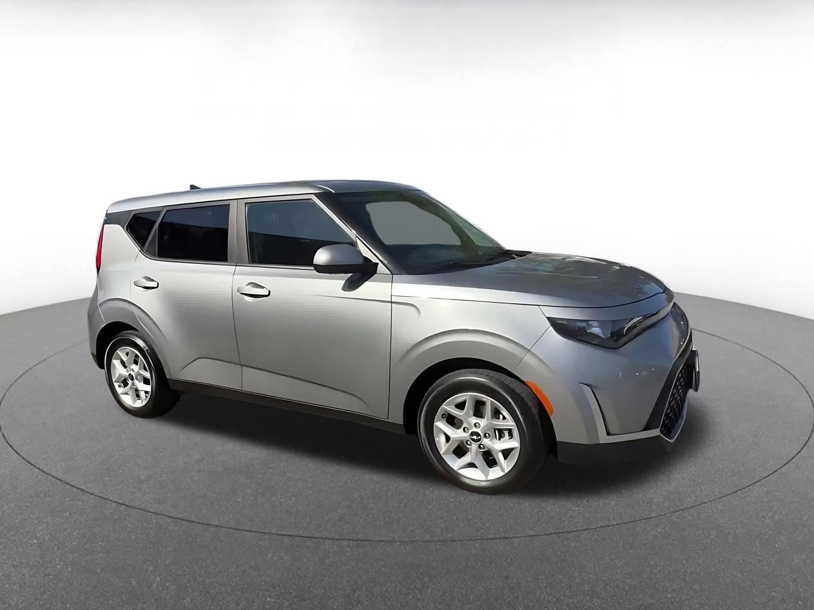 Used 2025 Kia Soul LX w/ LX Technology Package FWD image 2