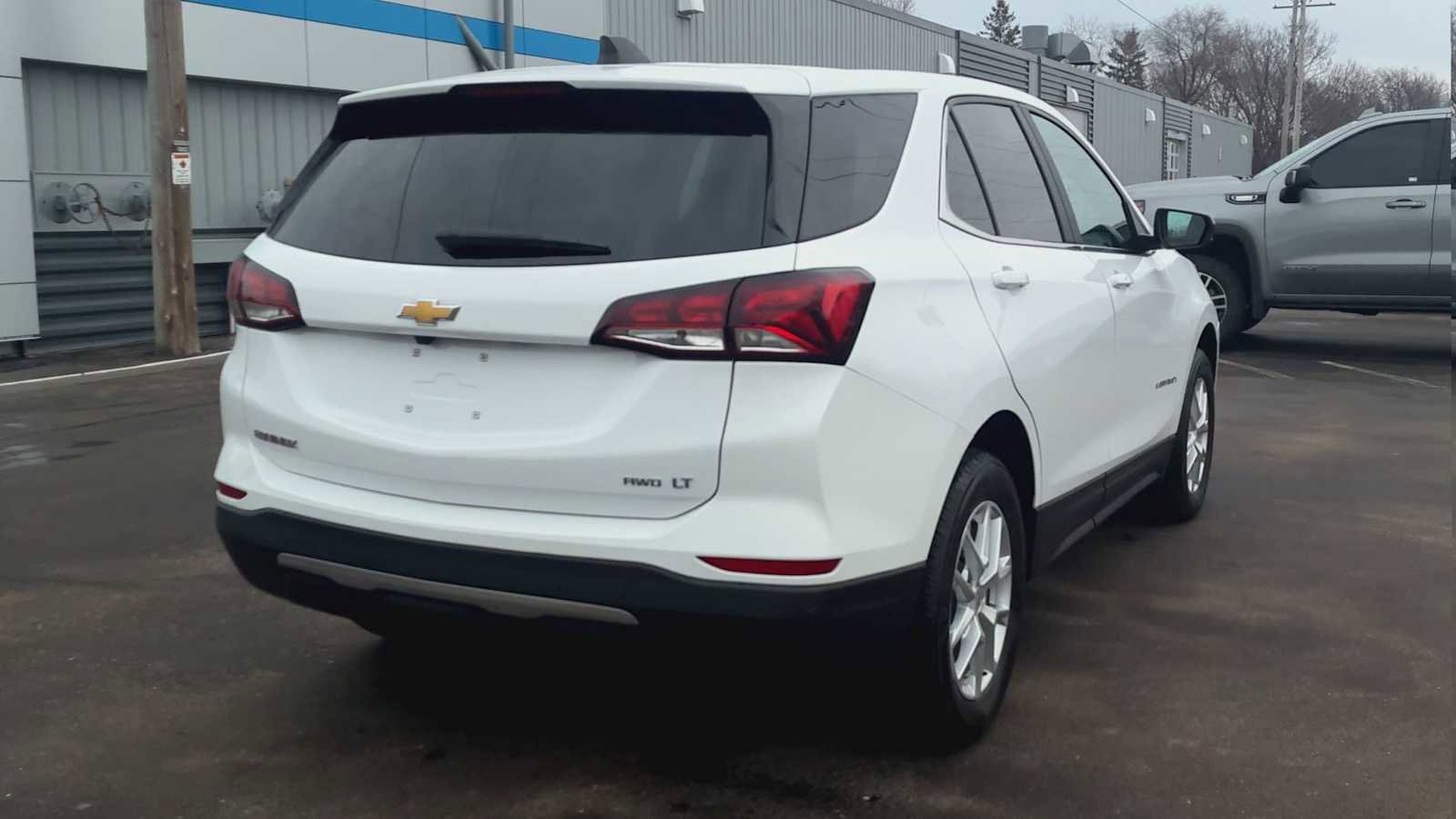 Used 2024 Chevrolet Equinox LT image 3