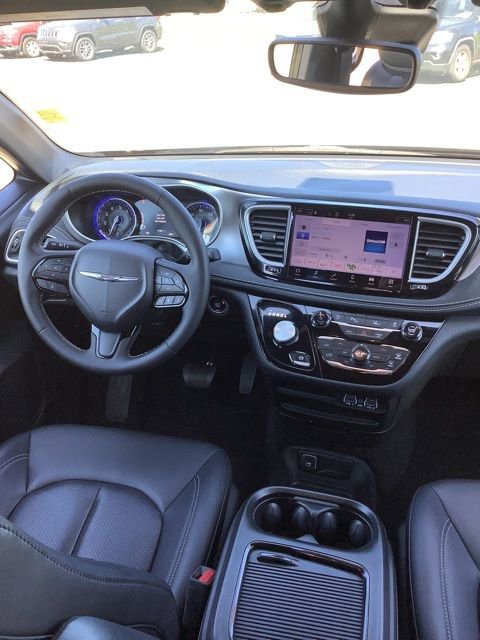 Used 2023 Chrysler Pacifica Touring-L w/ S Appearance Package AWD/4WD image 25