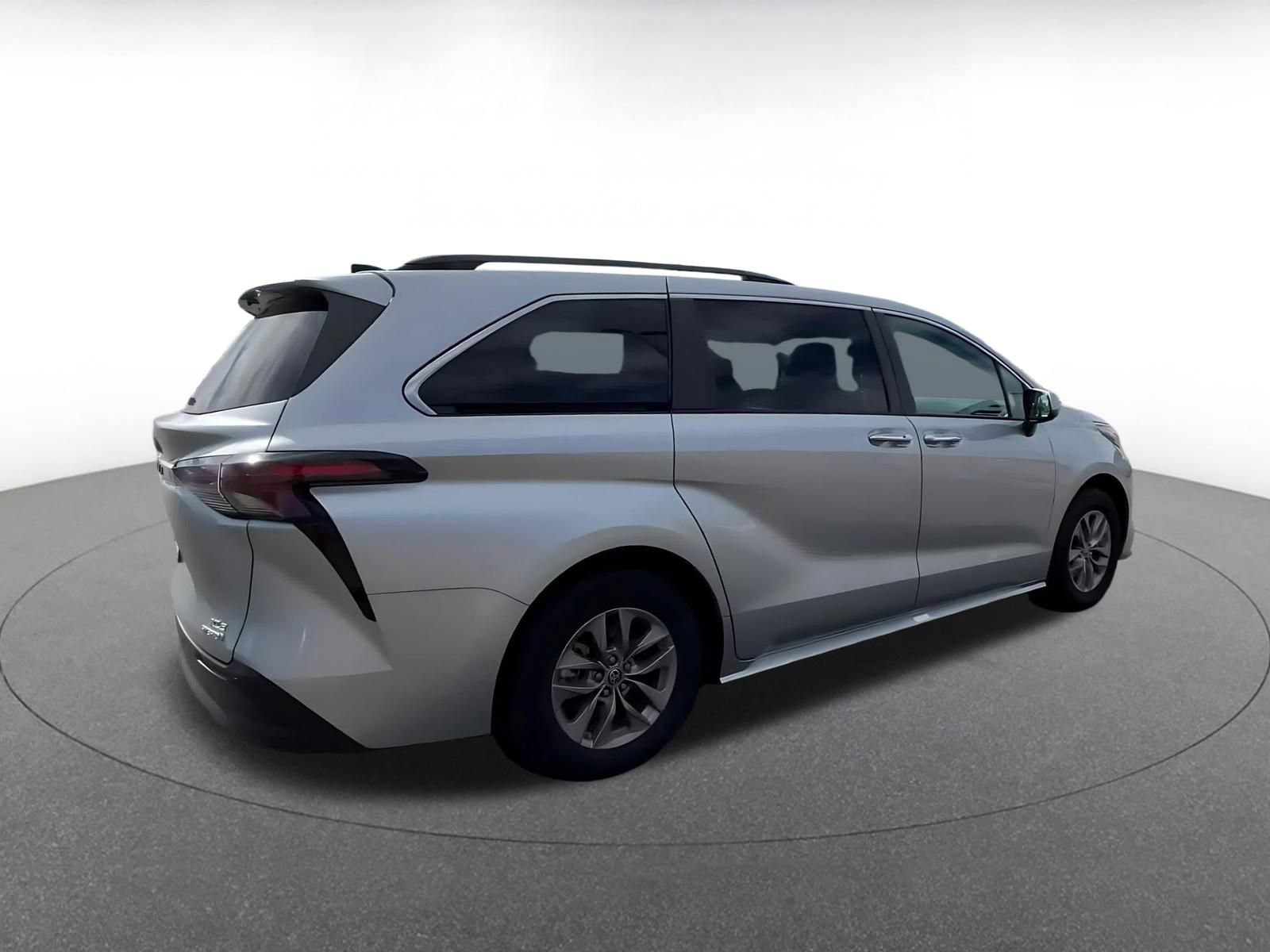 Used 2023 Toyota Sienna XLE FWD image 14