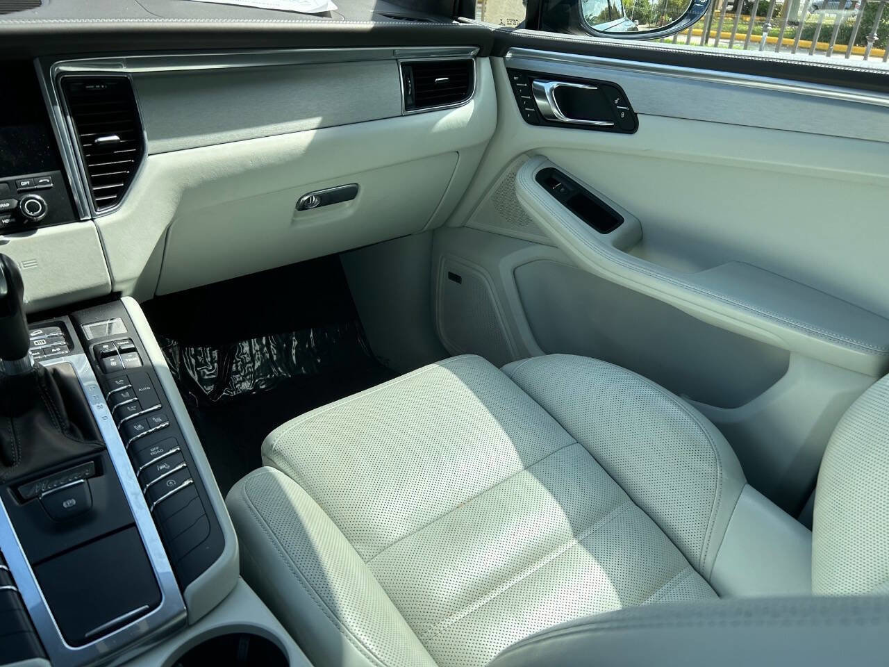 Used 2017 Porsche Macan Turbo image 19