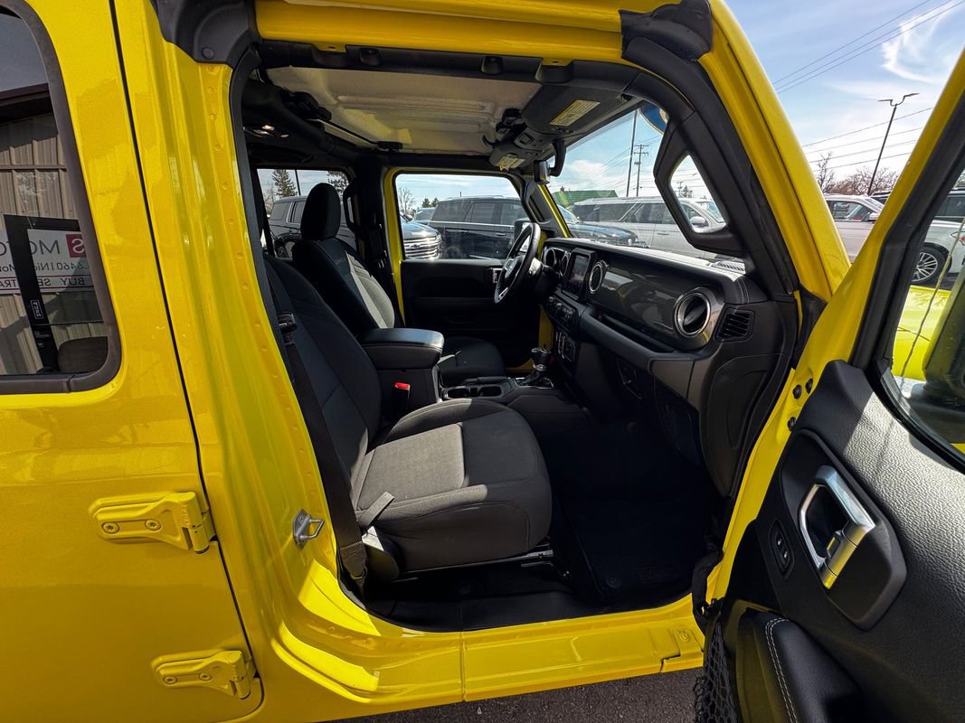 Used 2023 Jeep Wrangler Unlimited Sahara AWD/4WD image 28