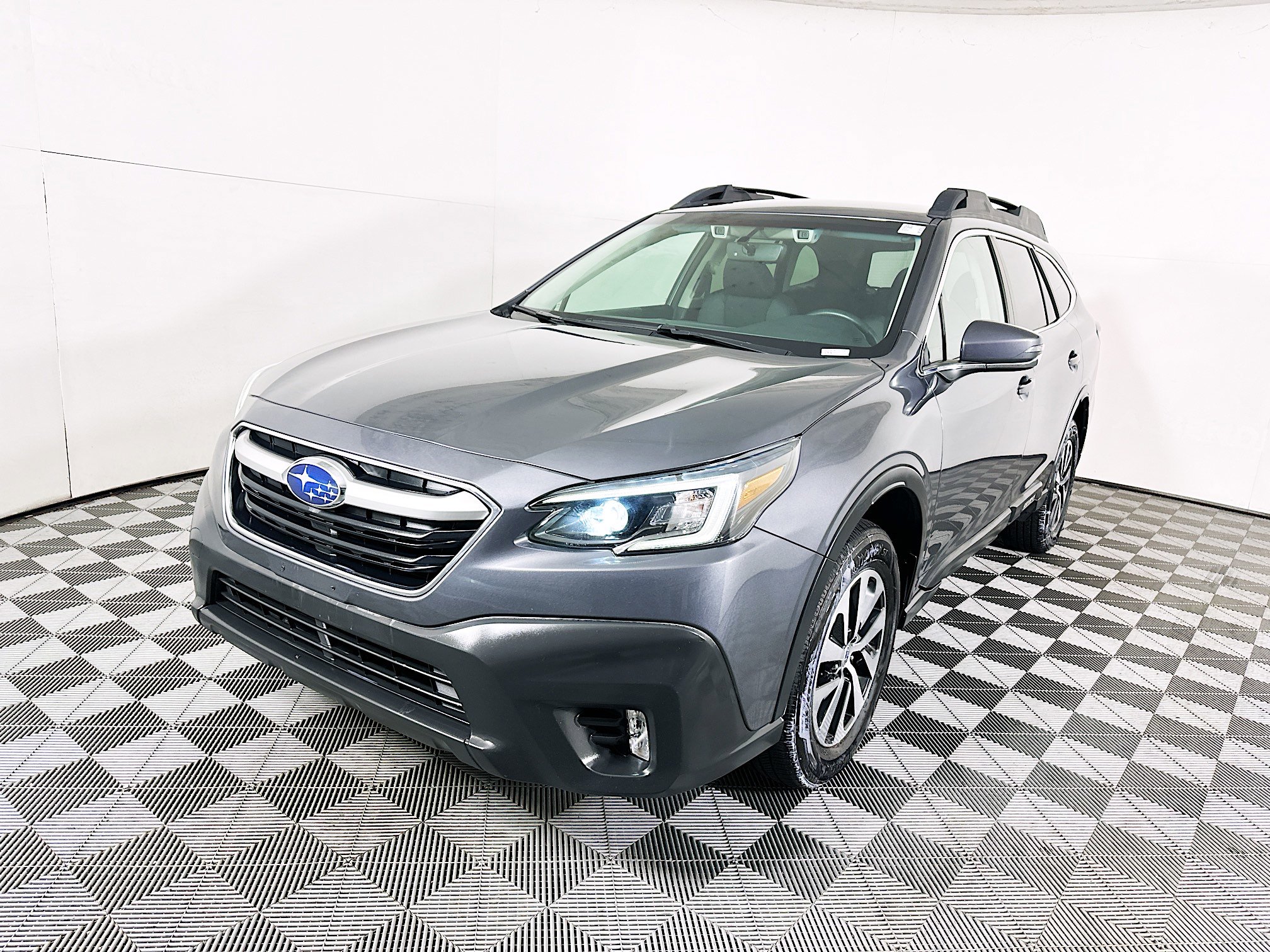 Used 2020 Subaru Outback Premium image 7