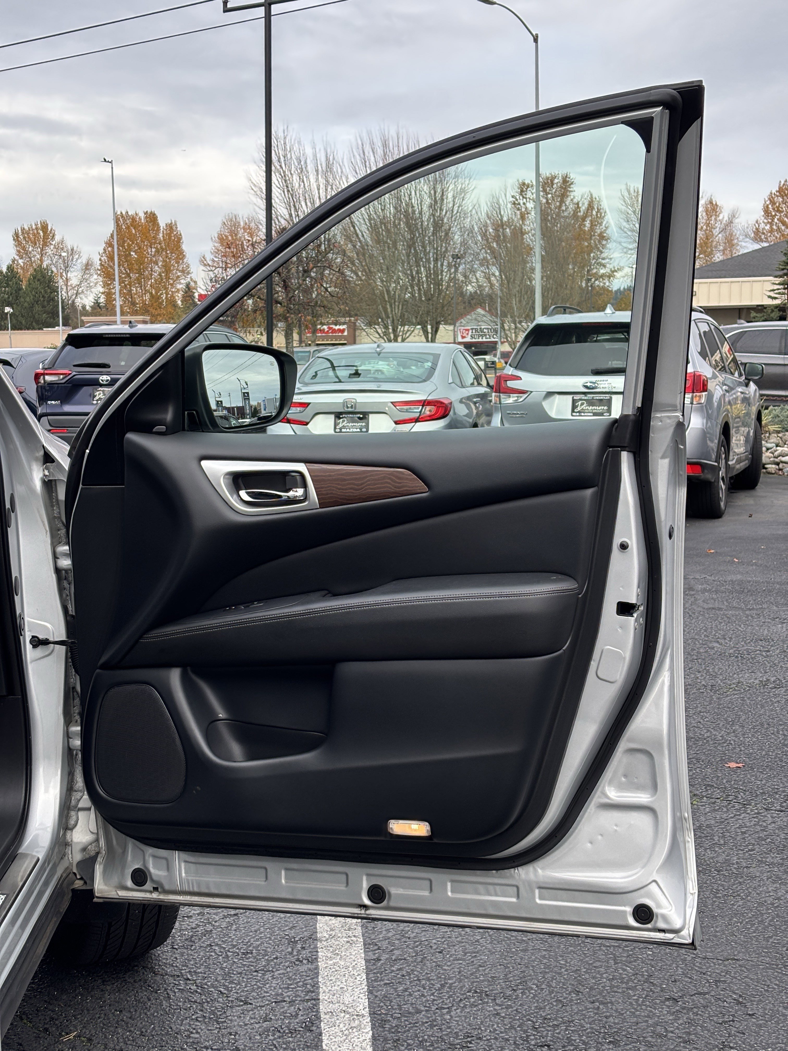 Used 2019 Nissan Pathfinder Platinum image 11