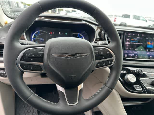 Used 2022 Chrysler Pacifica Limited FWD image 6