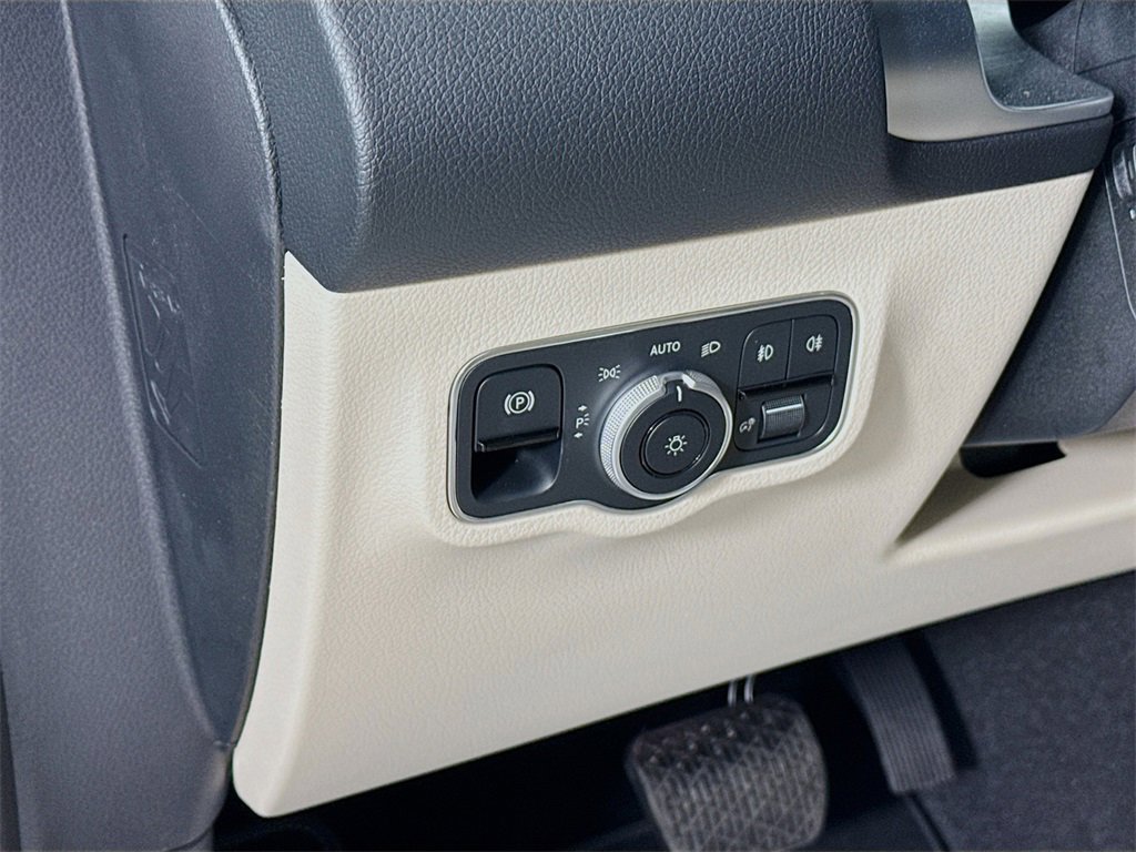 Used 2025 Mercedes-Benz GLB 250 4MATIC image 11