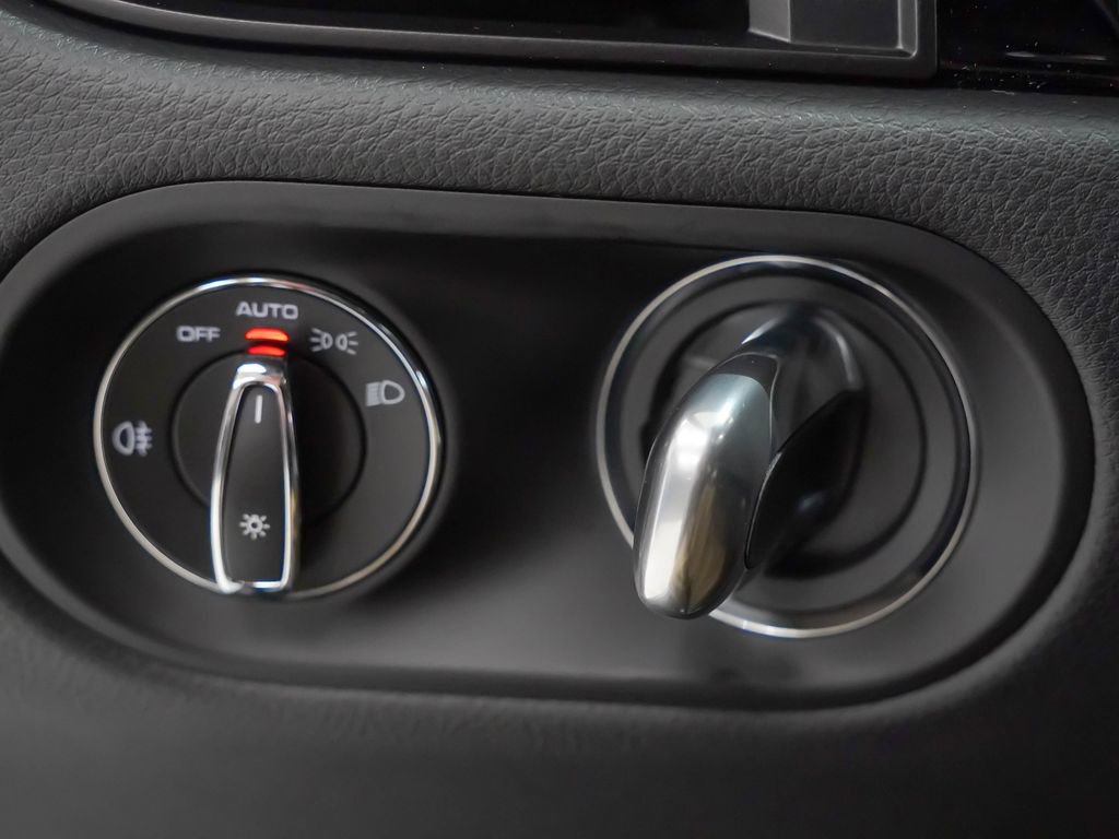 Certified 2025 Porsche Macan Turbo image 25