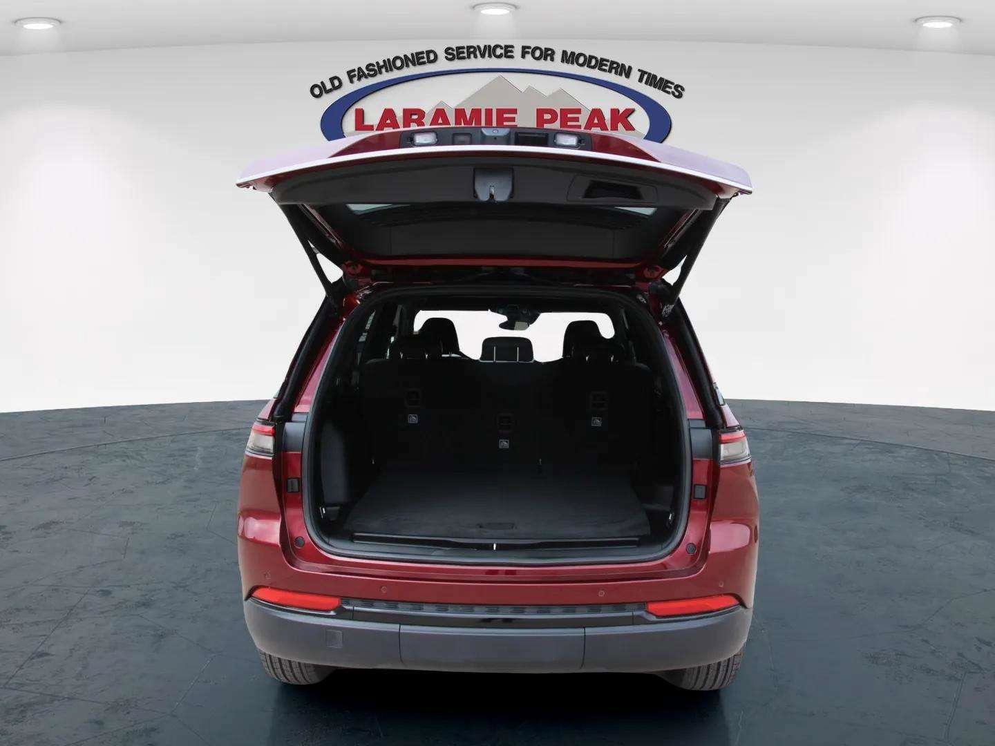 Used 2025 Jeep Grand Cherokee Altitude image 5