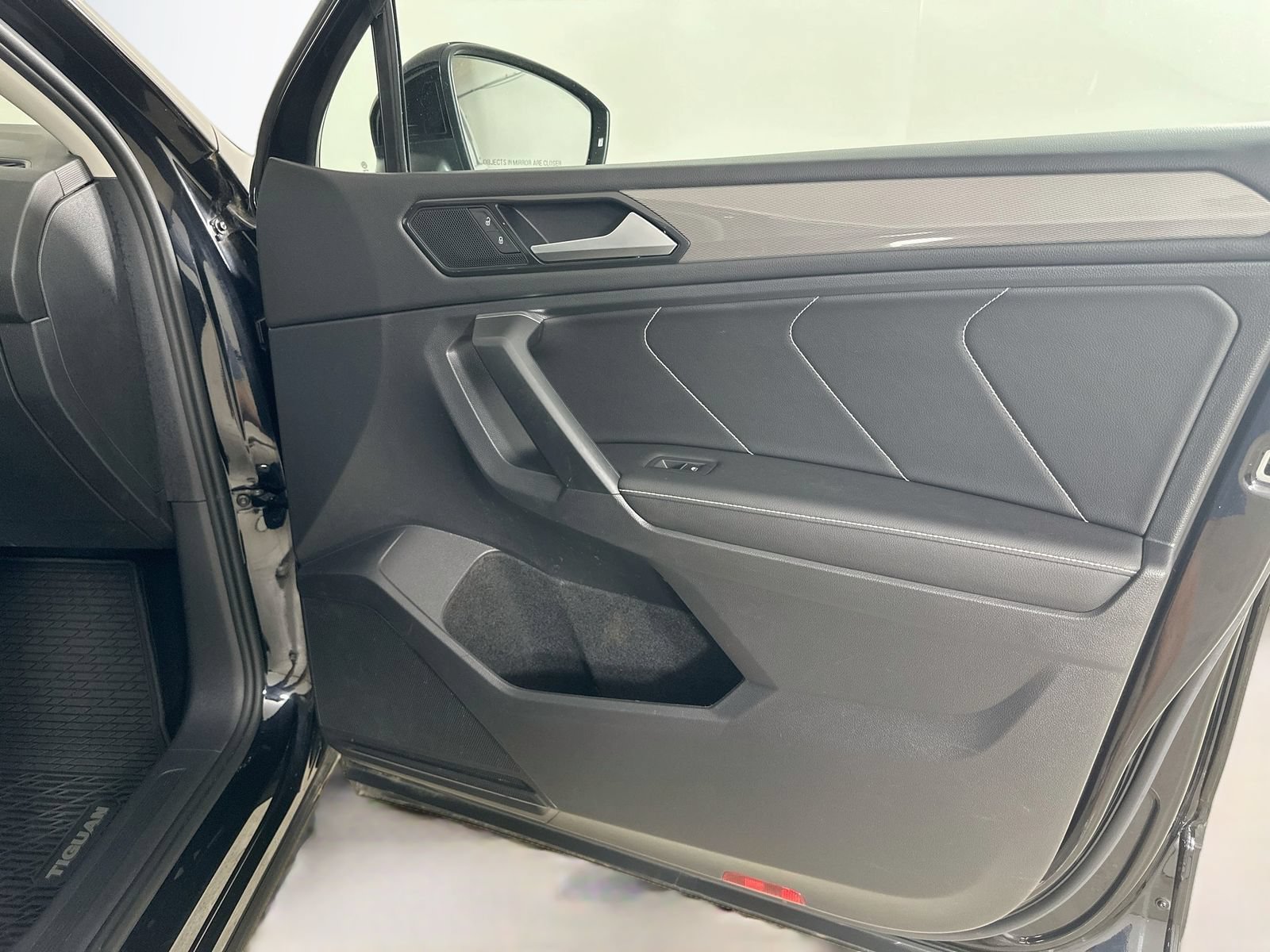 Certified 2023 Volkswagen Tiguan SE w/ Panoramic Sunroof Package AWD/4WD image 44