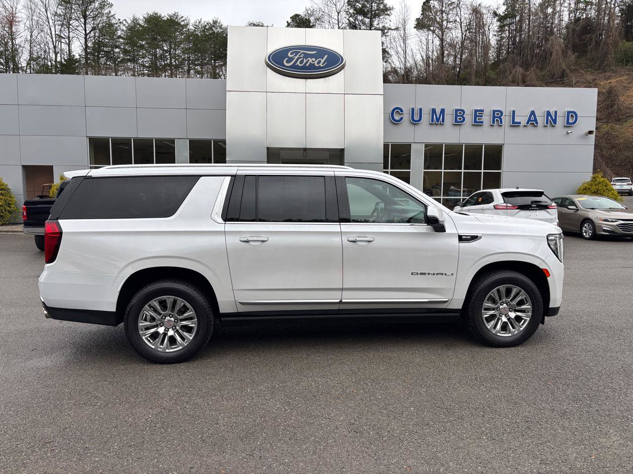 Used 2023 GMC Yukon XL Denali AWD/4WD image 5