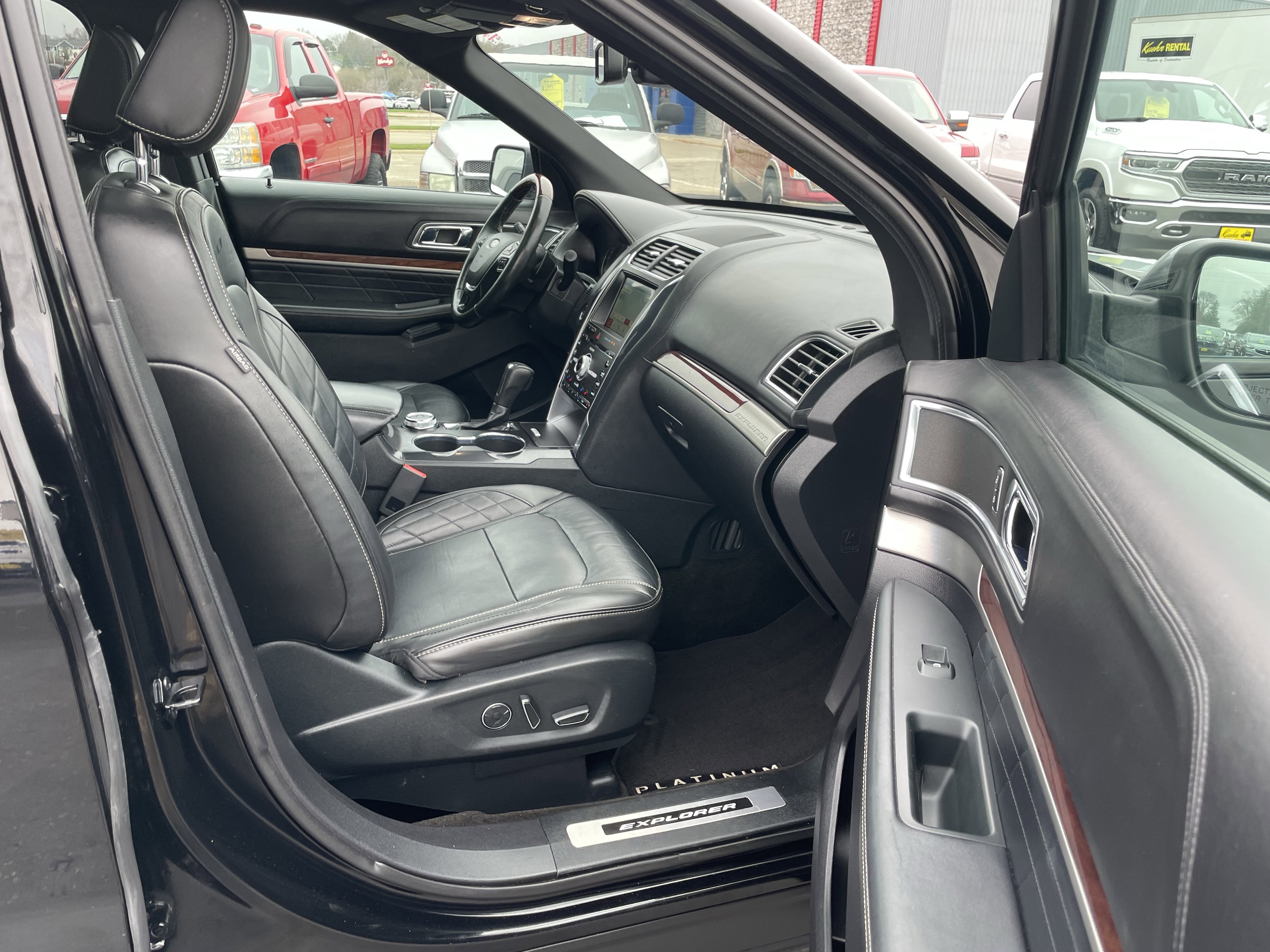 Used 2018 Ford Explorer Platinum AWD/4WD image 32