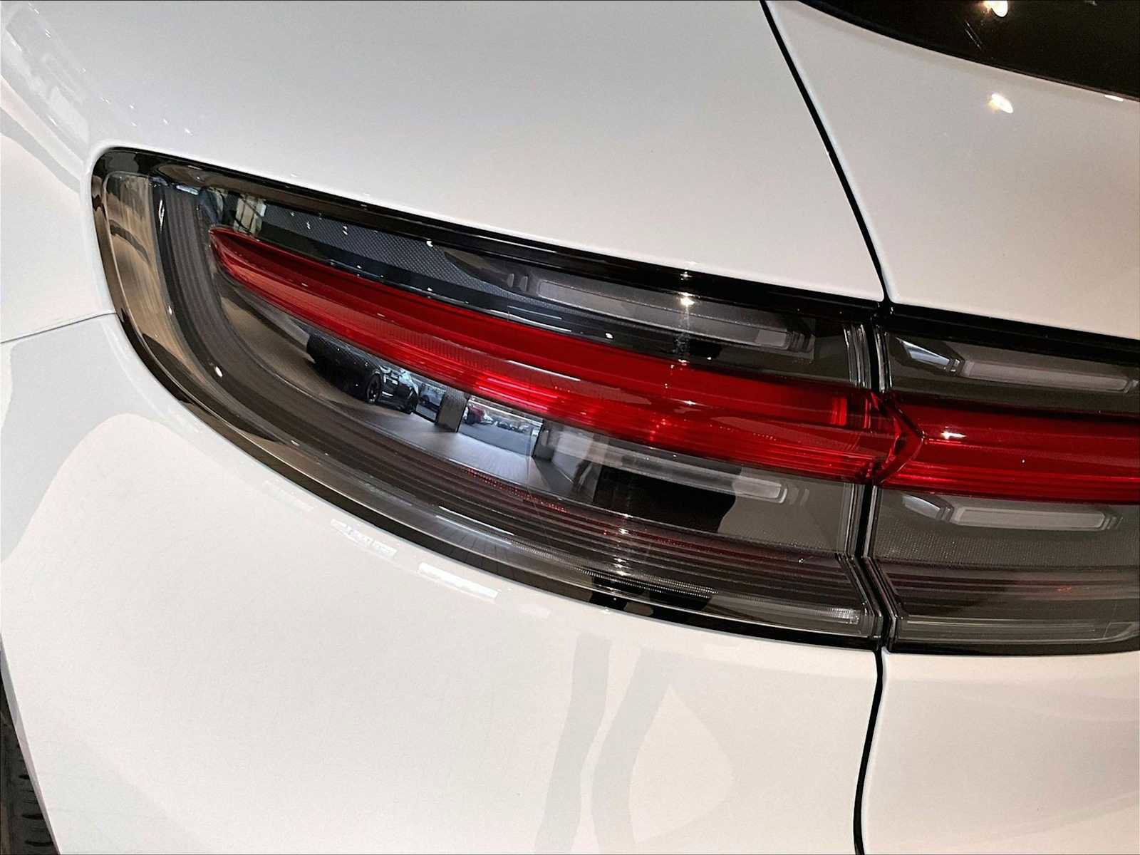 Used 2025 Porsche Macan image 33