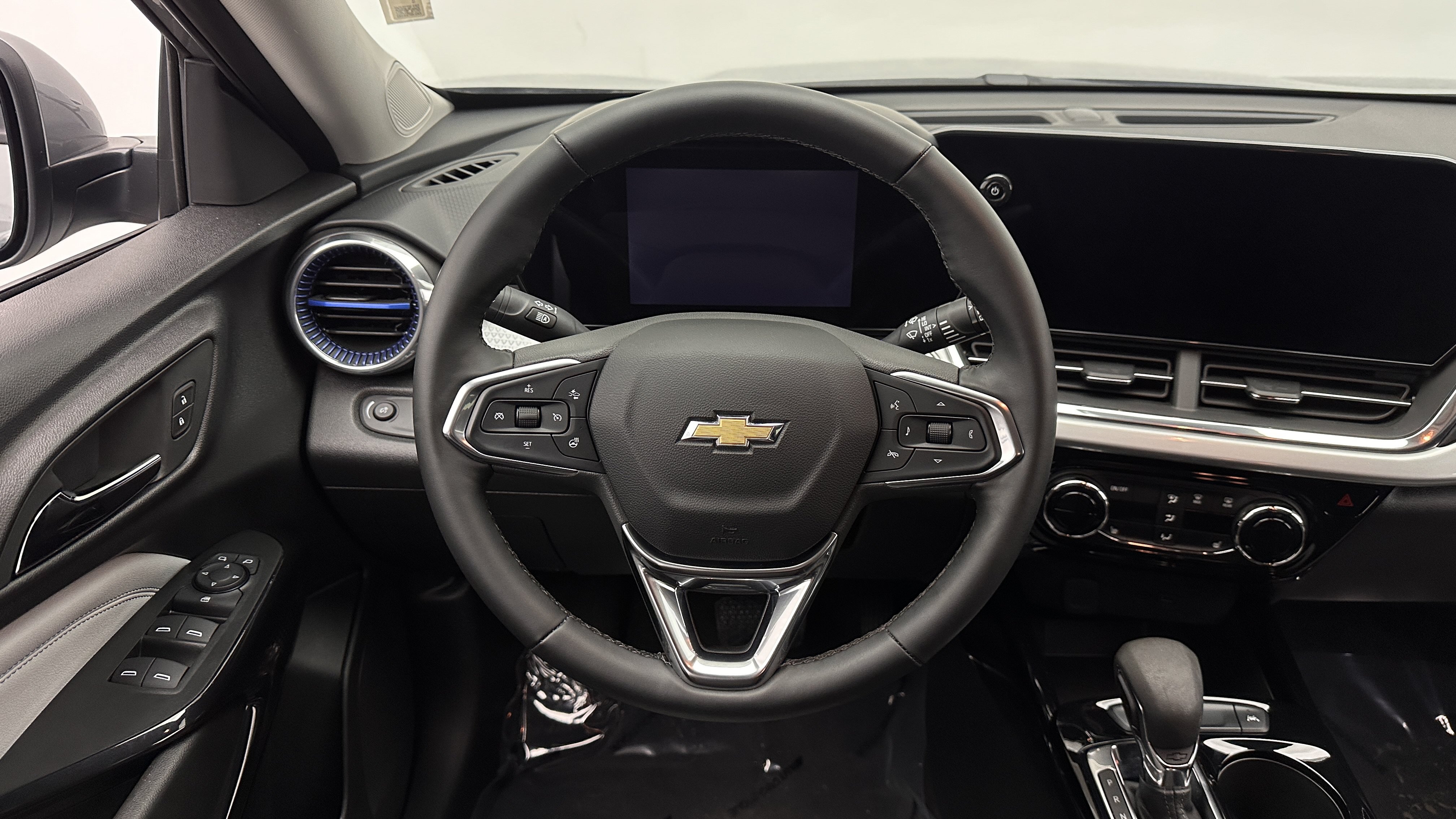 Used 2025 Chevrolet Trax LT w/ LT Convenience Package FWD image 22