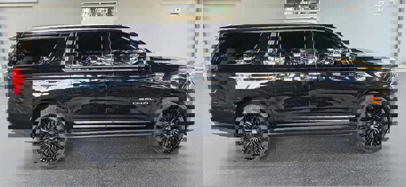 Used 2021 GMC Yukon XL Denali w/ Denali Premium Package image 4