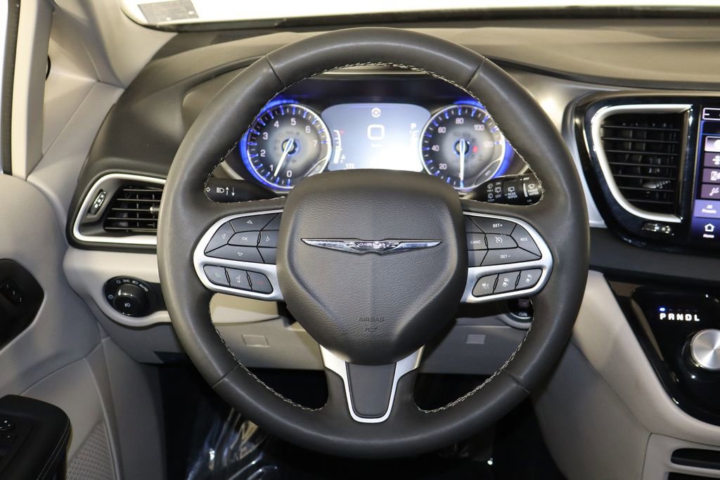 Used 2024 Chrysler Pacifica Touring-L image 7