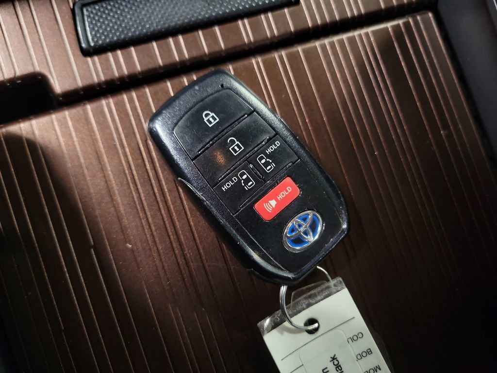 Used 2021 Toyota Sienna LE AWD/4WD image 18