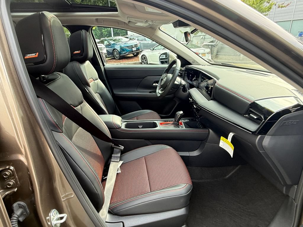 Used 2025 Nissan Kicks SR w/ SR Premium Package AWD/4WD image 28